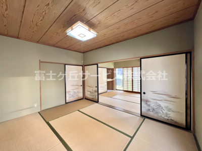 【和室】 | 沼津市大塚 中古戸建て | 中央の襖を開ければ隣接した和室がつながり広々とお使いいただけます
