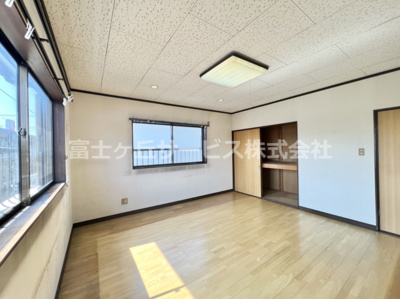 【寝室】 | 沼津市大塚 中古戸建て | 約9.8帖の寝室です