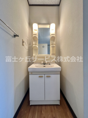 【独立洗面台】 | 沼津市大塚 中古戸建て | 2Fフロアにも洗面台があります