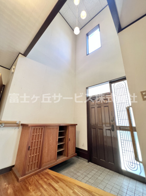 【玄関】 | 沼津市大塚 中古戸建て | 玄関上部は吹き抜けで開放感があります