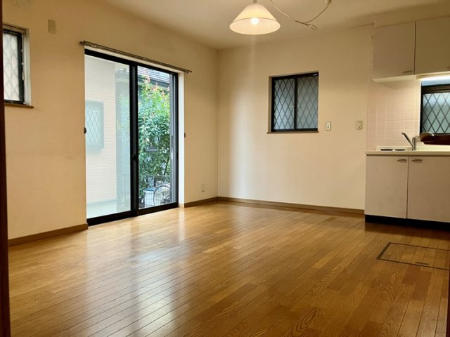 並木戸建の居間・リビング|こちらの居間で趣味の時間をお楽しみください