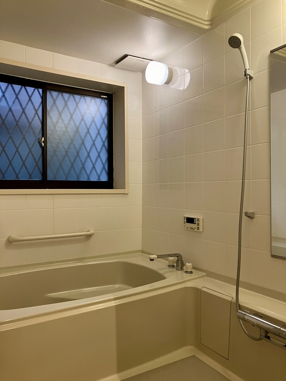 並木戸建の浴室|落ち着いた空間のお風呂です