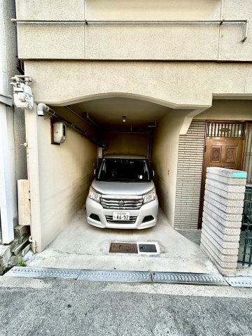 松虫通一戸建の駐車場|ハイルーフ車もOK