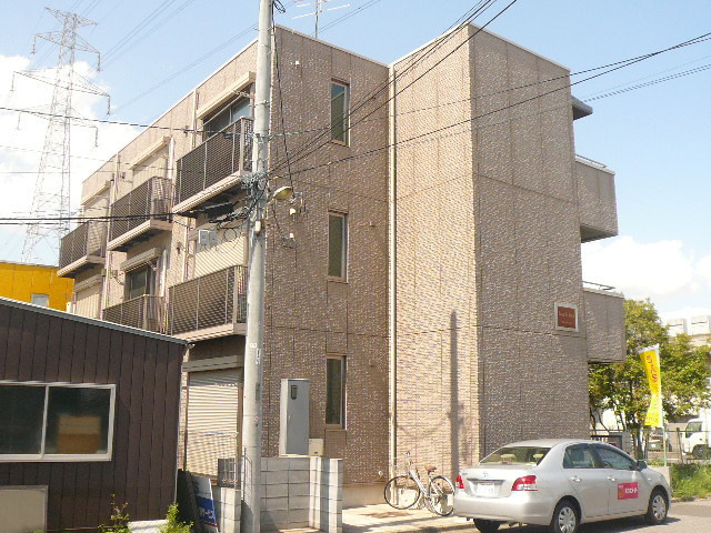 淡い色合いの瀟洒な外観です