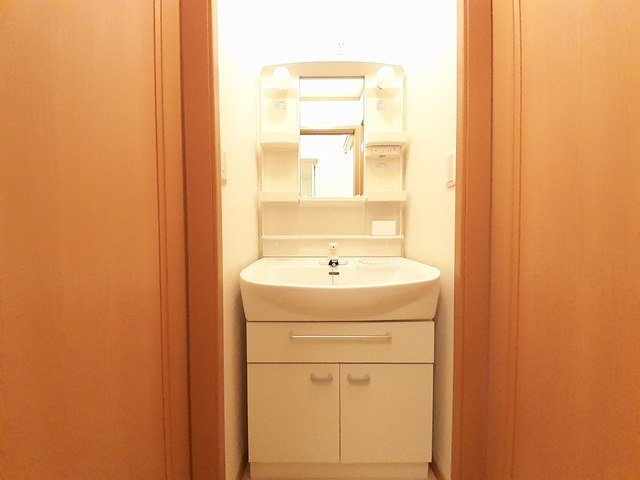 カーサドマーニの洗面所|脱衣スペースもあります