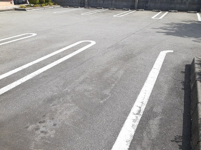 カ－サ　ハピネス　Ａの駐車場|車をお持ちの方に嬉しい駐車場付きの物件です