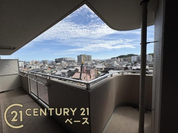 王寺久度アーバンコンフォートのバルコニー|■現地撮影写真■眺望良好な広々バルコニーで気分も晴れやか！