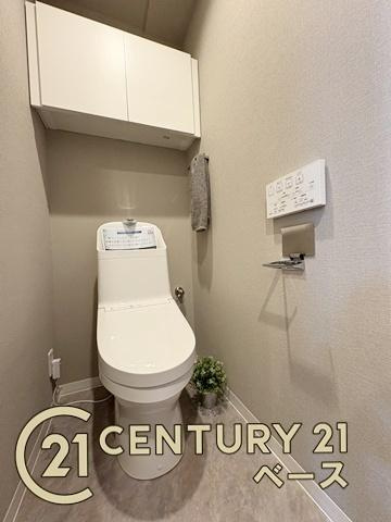 王寺久度アーバンコンフォートのトイレ|■現地撮影写真■ ウォシュレット付きトイレ。収納棚も備わっています。