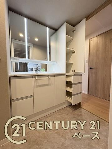 王寺久度アーバンコンフォートの独立洗面台|■現地撮影写真■三面鏡タイプのミラーキャビネット！収納スペースも豊富です！