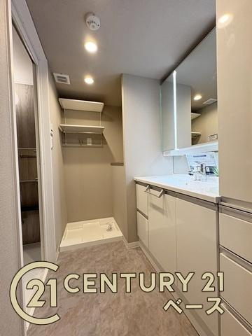 王寺久度アーバンコンフォートの独立洗面台|■現地撮影写真■忙しい朝の時間が快適になる広くてキレイな洗面スペースです！