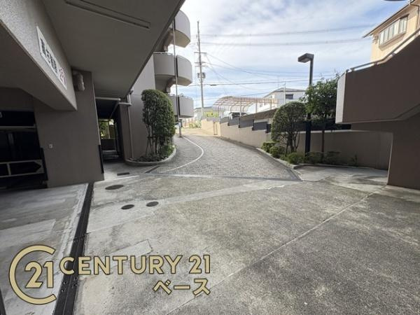 王寺久度アーバンコンフォートの駐車場|■現地撮影写真■ 駐車スペース手間には昇降式のチェーンゲートがございます。
