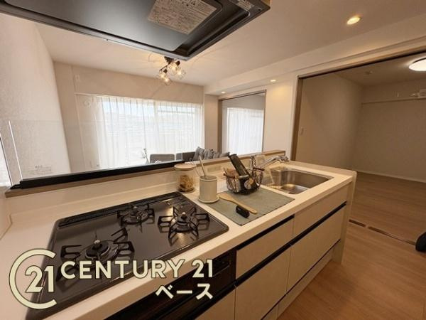 王寺久度アーバンコンフォートのキッチン|■現地撮影写真■リビング全体を見渡せる対面式システムキッチン！便利な収納スペースも完備！