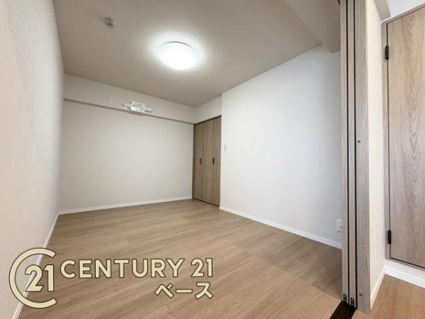 王寺久度アーバンコンフォートの洋室|■現地撮影写真■各居室にクローゼットがあるため、収納スペースに困りません。