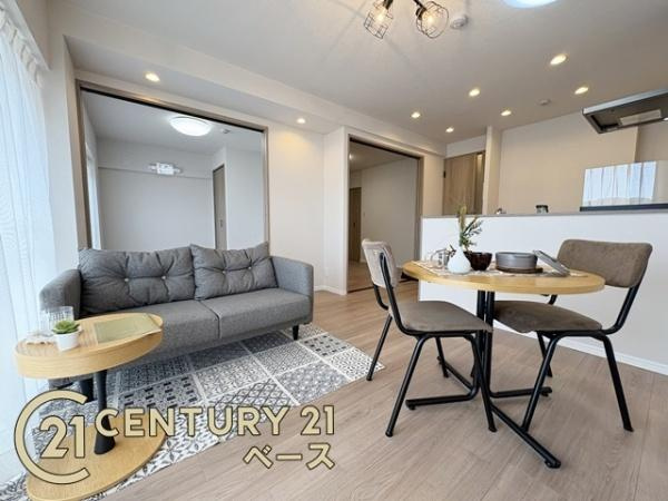 王寺久度アーバンコンフォートの居間・リビング|■現地撮影写真■ご家族でくつろいでいただける広々としたリビング！