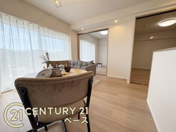 王寺久度アーバンコンフォートの居間・リビング|■現地撮影写真■大きな窓から柔らかい光が射し込みます！