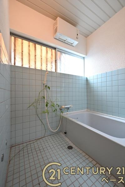 橿原市菖蒲町３丁目　一戸建の浴室|■現地撮影写真■ゆったりしたサイズの浴室！足を伸ばしての入浴は疲れも癒してくれます！