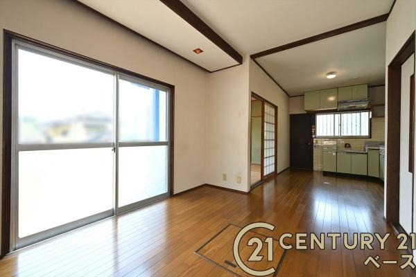 橿原市菖蒲町３丁目　一戸建の居間・リビング|■現地撮影写真■リビングは天井高く開放感があり、窓から自然光をたっぷり感じられます！