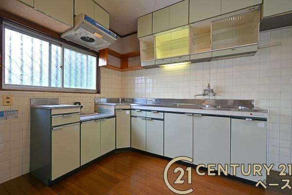 橿原市菖蒲町３丁目　一戸建のキッチン|■現地撮影写真■広々キッチンで快適にお料理！便利な収納スペースも完備！