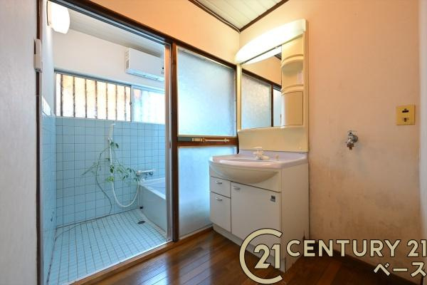 橿原市菖蒲町３丁目　一戸建の独立洗面台|■現地撮影写真■清潔感溢れる明るい洗面室です！