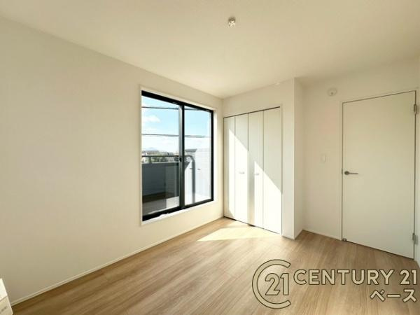 橿原市北妙法寺町の新築一戸建の子供部屋|■現地撮影写真■優しい色合いでまとめられた洋室！どんな家具も合いそうですね！