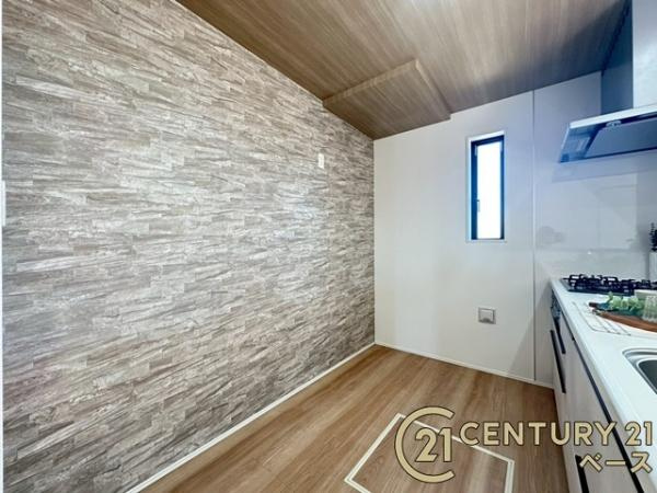 橿原市北妙法寺町の新築一戸建の内装|■現地撮影写真■キッチンの後ろもゆとりのある広さです！