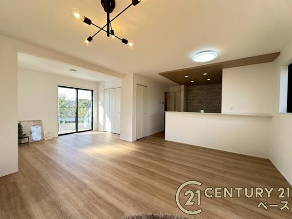 橿原市北妙法寺町の新築一戸建の居間・リビング|■現地撮影写真■ご家族でくつろいでいただける広々したリビング！アクセントクロスがおしゃれな空間を演出します！