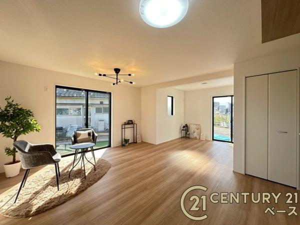 橿原市北妙法寺町の新築一戸建の居間・リビング|■現地撮影写真■家計と環境に優しい、断熱性・保温性に優れたペアガラスを使用しています！