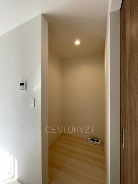 前橋市南町4期1棟 1号棟のキッチン|キッチン横に食材等の収納に便利な収納スペース付き。