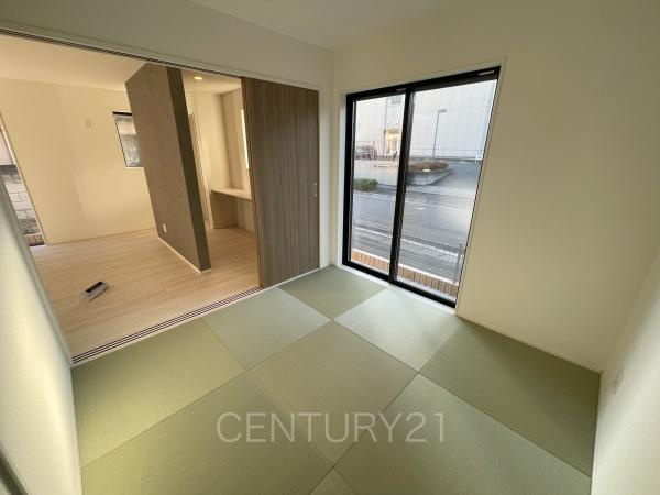 前橋市南町4期1棟 1号棟の和室|和室はLDKと続き間で開放感があります。
引き戸で簡単に仕切れますので状況に合わせた使い方ができます。