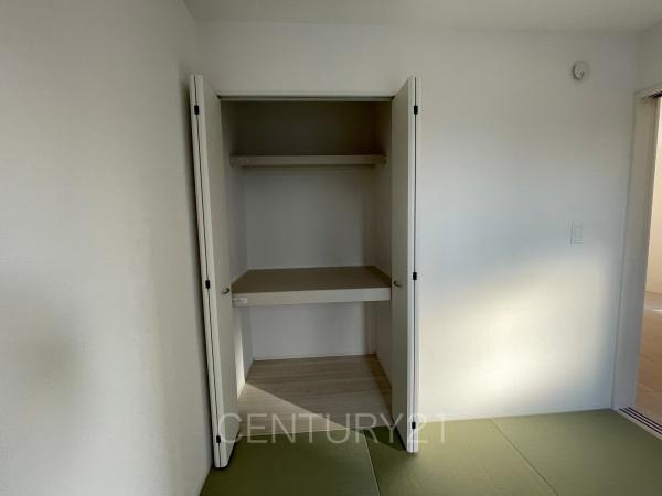 前橋市南町4期1棟 1号棟の収納|和室の収納はお布団も収納し易い仕切り棚付きです。