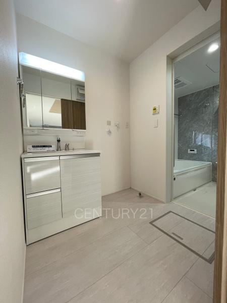 前橋市南町4期1棟 1号棟の独立洗面台|三面鏡付きの洗面台には鏡の裏に収納があり、すっきり片付けられます。
洗髪も可能な伸縮機能つきシャワーヘッドです。