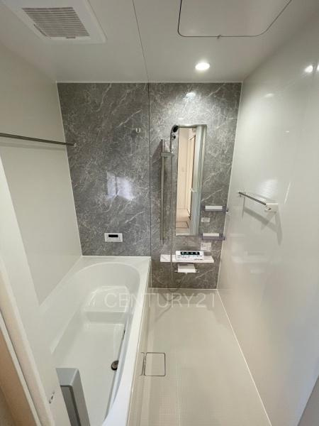 前橋市南町4期1棟 1号棟の浴室|ゆったりと寛げる大型バスタブ。
足を伸ばしたまま入浴可能です。
浴室乾燥機付きで天候が悪い日でも洗濯をして衣類を乾燥させることができます。