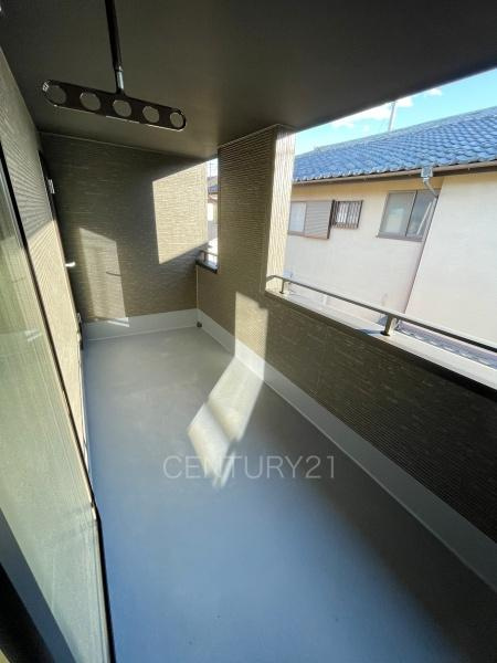 前橋市南町4期1棟 1号棟のバルコニー|天井付きバルコニーは急な雨にも安心。
干した洗濯物や布団が外壁に干渉しづらい、天井吊り下げ式の物干し金具付き。