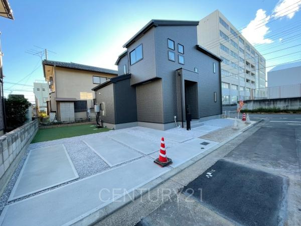 前橋市南町4期1棟 1号棟の前面道路含む現地写真|並列駐車可能な駐車場スペースです。