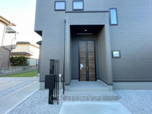 前橋市南町4期1棟 1号棟の玄関|スマートキー付きの玄関。
鍵を探すことなくドアの開閉が可能です。
郵便物を守る鍵付きポストです。
インターホンは録画機能付きで防犯面に優れます。