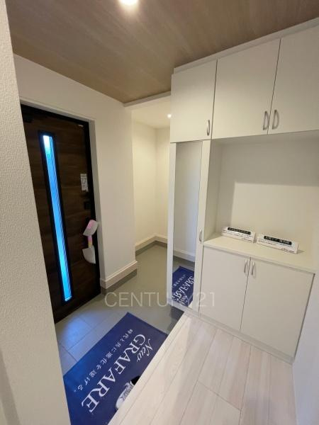 前橋市南町4期1棟 1号棟の玄関|シューズボックス付きの玄関です。
上部も収納付きで多くの収納が可能です。