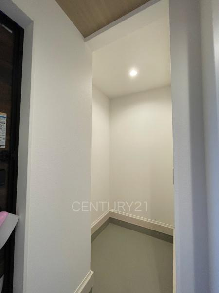 前橋市南町4期1棟 1号棟の玄関|玄関横に土間収納付き。
沢山の収納が可能です。