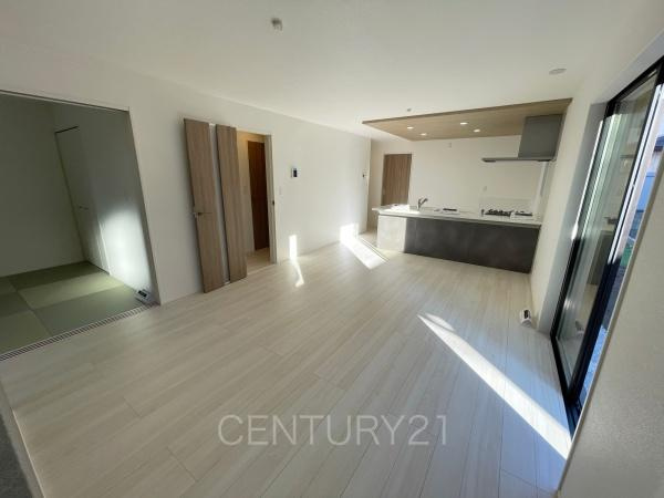 前橋市南町4期1棟 1号棟の居間・リビング|大きいソファーがおける広々リビング