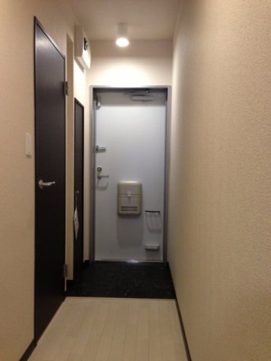 【玄関】 | レオネクスト川越シティ | 玄関は人感センサーライト付です。