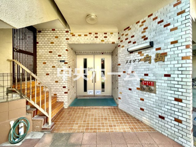 【エントランス】 | メイゾン向島 | 【エントランス】マンションのエントランスは、その物件の印象を決める、顔とも言える場所です。毎日通る場所ですからきれいなのが一番です。エントランス内はオートロックですので暮らしの安全も確保されています。