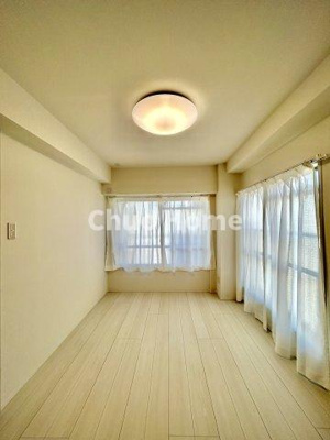 【寝室】 | メイゾン向島 | 【寝室】心と体をゆったりと安らげる主寝室。寝室のゆとりが大きい分だけ、暮らしの安らぎは深まります。一日の疲れを癒すだけでなく、ご夫婦の親密な語らいを紡ぎ出します