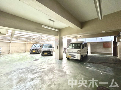 【駐車場】 | メイゾン向島 | 【敷地内駐車場】最新の空き状況や費用などの詳細は担当スタッフまでお問い合わせください。