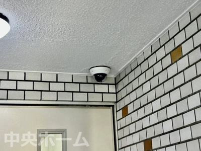 【防犯設備】 | メイゾン向島 | 【防犯カメラ】何かあった時の大事な証拠になることももちろんなりますが、防犯というくらいですので大事なのは防犯カメラがあることによって抑止力につながることですよね。