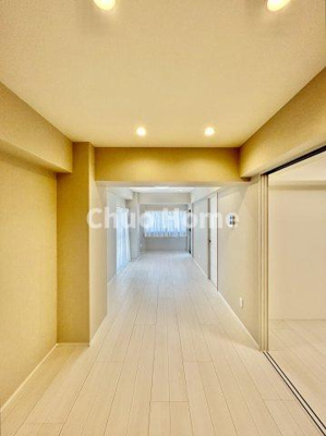 【居間・リビング】 | メイゾン向島 | 【リビングダイニング】一日の中で多くの時間を過すことになるリビングダイニングだからこそ、いつも穏やかな空間であることが必然。爽やかな通風と採光を存分に感じる事が出来る空間です。