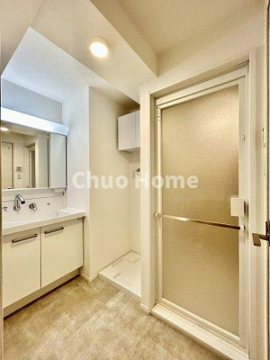 【脱衣所】 | メイゾン向島 | 【洗面所】明るい洗面所は朝をすっきりさせてくれる空間です。バタバタしている忙しい朝でも収納が多い洗面台では短い時間で効率良く支度ができます。