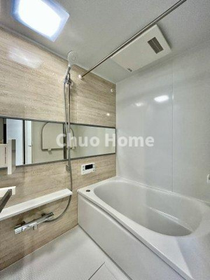 【浴室】 | メイゾン向島 | 【バスルーム】暖房換気乾燥機付きシステムバスルーム。暖房・冷風・換気・乾燥など、毎日を快適に過ごせるうれしい機能が揃っています。雨の日の洗濯物も安心です。