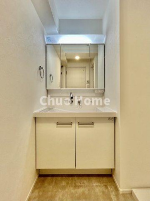 【独立洗面台】 | メイゾン向島 | 【洗面化粧台】洗面化粧台には三面鏡を採用。身だしなみを整えやすい事はもちろんですが、鏡の後ろに収納スペースを設ける事により、散らかりやすい洗面スペースをすっきりさせる事が出来るのも嬉しいですね