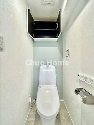 【トイレ】 | メイゾン向島 | 【トイレ】 収納スペースをしっかりと確保した温水洗浄便座機能付きトイレ。温水洗浄便座は清潔にお使いいただくための大切なアイテムです。