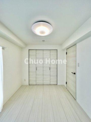 【洋室】 | メイゾン向島 | 【洋室】快適に過ごす条件は、一人ひとり違います。だからこそ飾り過ぎないシンプルな内装と偏り過ぎないデザインで統一しております。居住していく中でオーナー様だけの【マイホーム】に創り上げて下さい