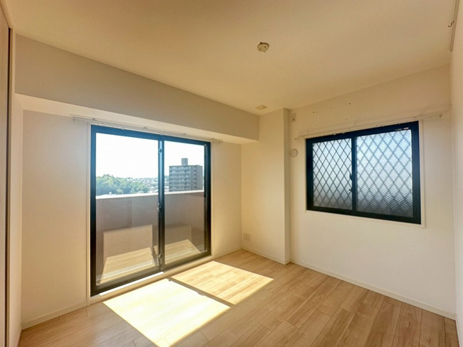 【洋室】 | アルファステイツ城西砂子12F | 玄関入って右側の洋室も日当たり良好です